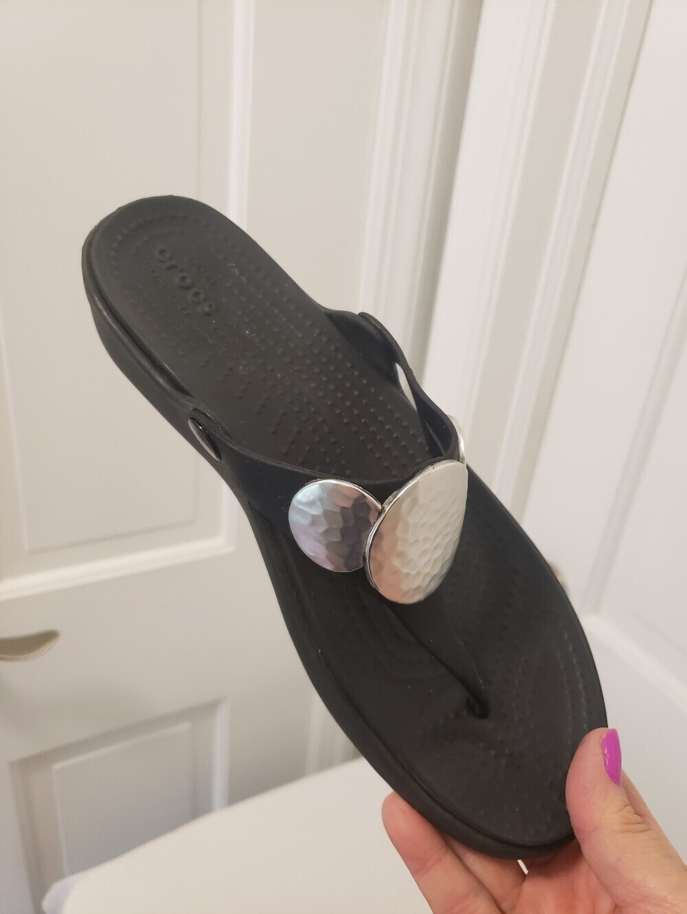 CROCS Black Sanrah Silvertone Hammered Circle Embellishments Slide Sandals Sz 9 - Picture 4 of 12